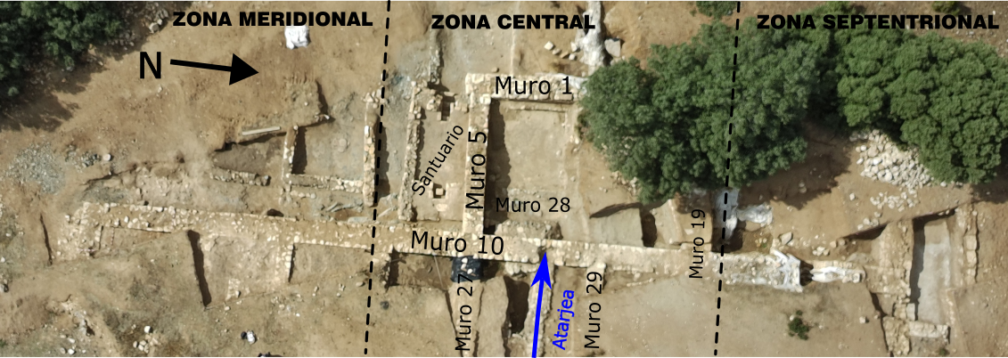 Imagen cenital con la identificación de los muros principales y las divisiones en zonas mencionadas en el texto