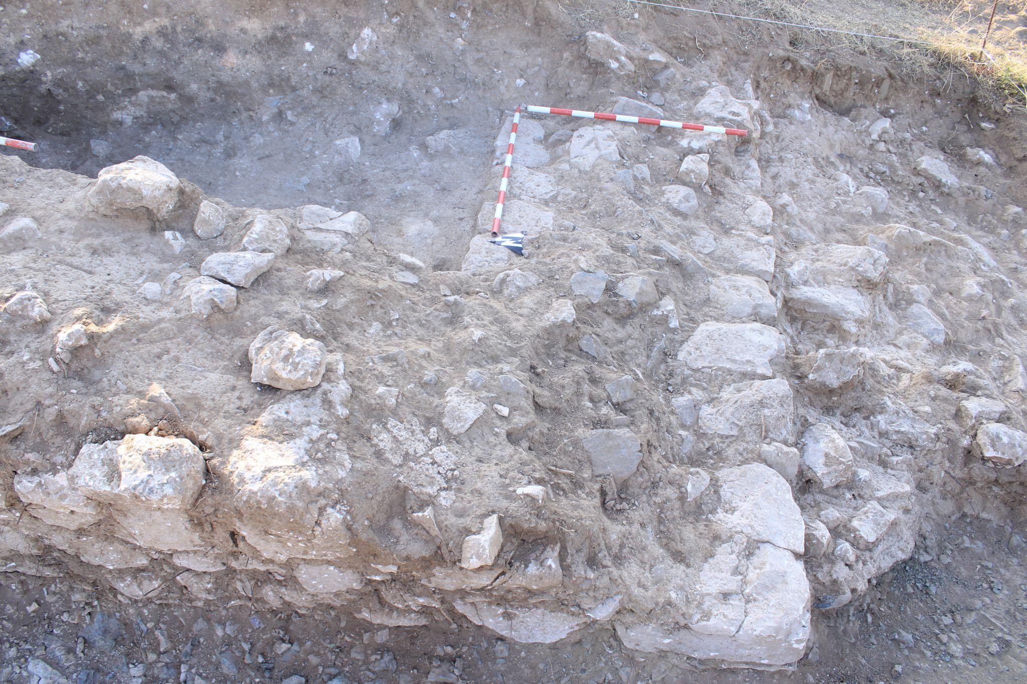Esquina del muro 10, descubierta en la excavación de 2024