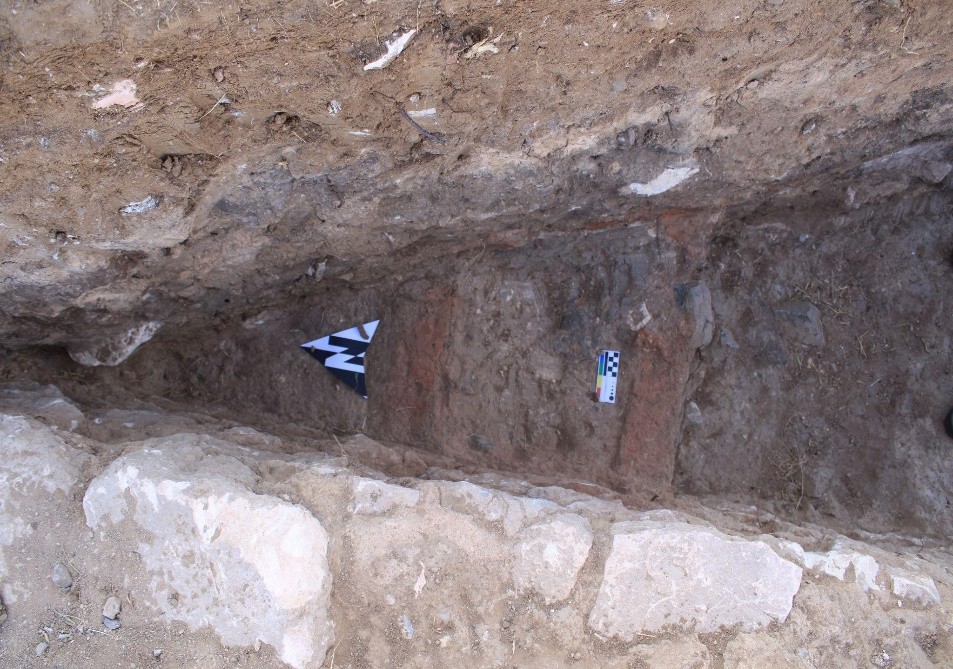 Hogar sobre el nivel de suelo de la estancia pendiente de excavación que se sitúa hacia el interior del muro 10