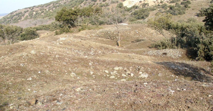  Restos de escombreras en la parte norte del cerro